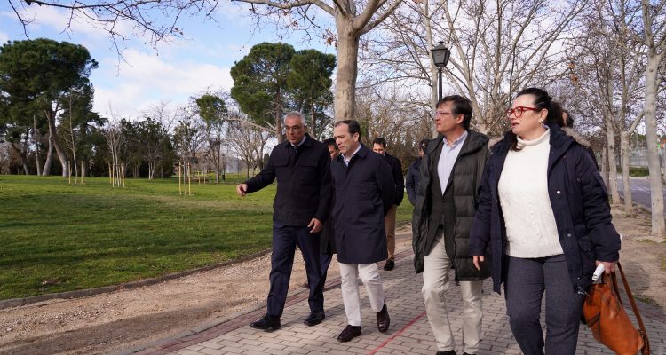El delegado Borja Carabante, acompañado del concejal delegado de Limpieza y Zonas Verdes y el concejal de Carabanchel durante la visita al parque