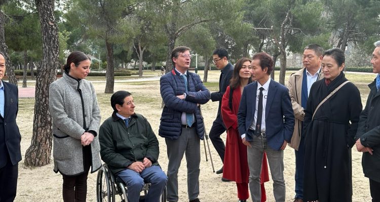 Martínez Páramo, Andrea Levy y Borja Fanjul durante la instalación de la estatua El Beso