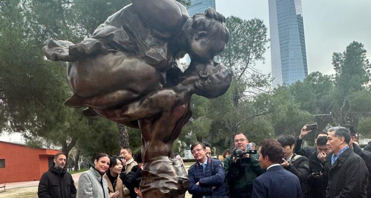 Martínez Páramo, Andrea Levy y Borja Fanjul durante la instalación de la estatua El Beso 2