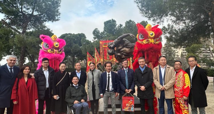 Martínez Páramo, Andrea Levy y Borja Fanjul y miembros de la comunidad china en la instalación de la estatua El Beso