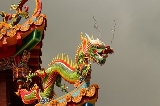 Dragón decorado en el extremo de un templo chino