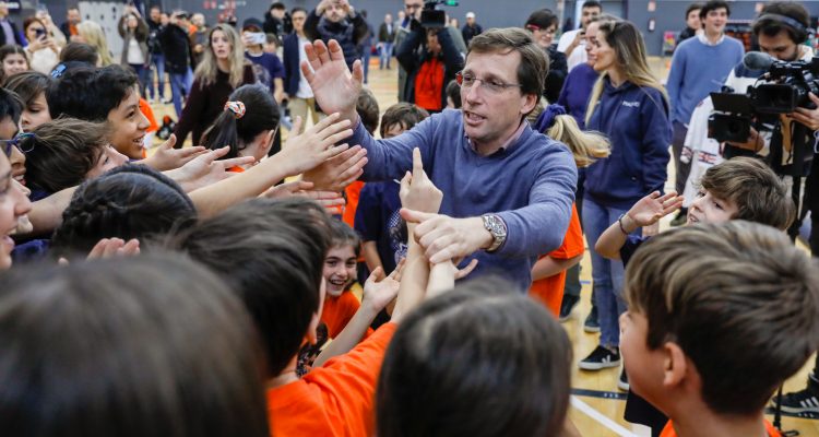 El alcalde en uno de los entrenamientos con escolares madrileños que leyendas de los Chicago Bears