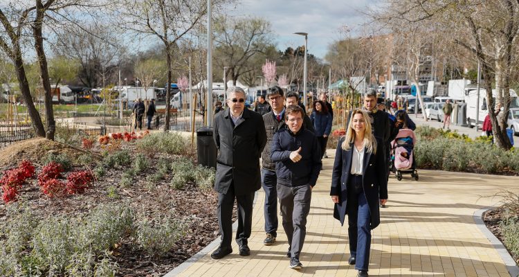 El alcalde y la concejala de Ciudad Lineal visitan el parque Tres Luces