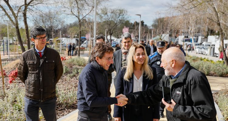 El alcalde y la concejala de Ciudad Lineal visitan el parque Tres Luces