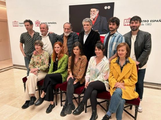 Actrices y actores que participan en la obra. Imagen de este miércoles, tras la rueda de prensa de presentación