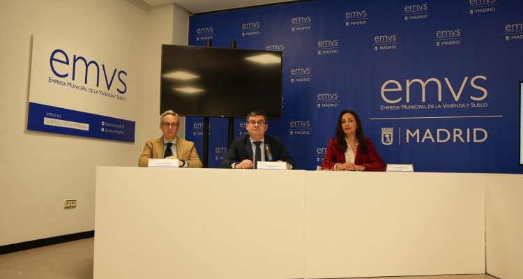 El delegado de Políticas de Vivienda y presidente de EMVS Madrid, Álvaro González, durante el sorteo de viviendas públicas en régimen de alquiler asequible