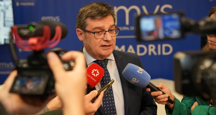 El delegado de Políticas de Vivienda y presidente de EMVS Madrid, Álvaro González, durante el sorteo de viviendas públicas en régimen de alquiler asequible