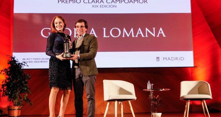 Gloria Lomana recibe el premio Clara Campoamor de manos del alcalde