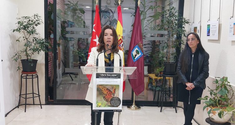 Paula Gómez-Angulo en la inauguración de la exposición 'Abre los ojos'