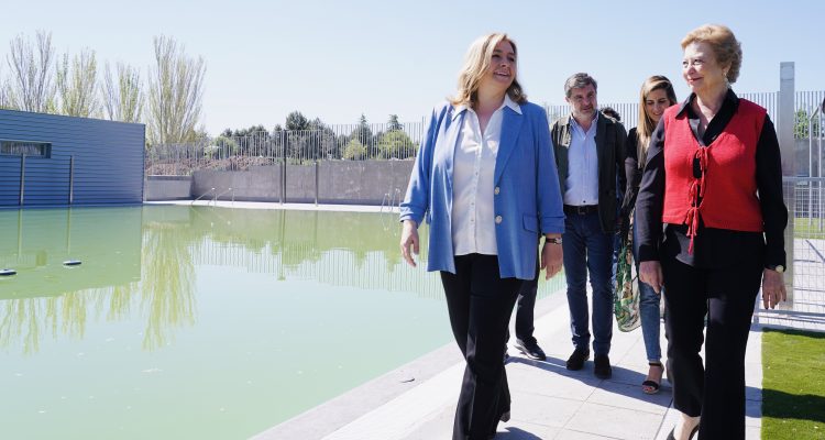 La vicealcaldesa y alcaldesa en funciones, la delegada de Obras y Equipamientos, la concejala delegada de Obras y Equipamientos y el concejal de Barajas, durante la visita a las nuevas piscinas