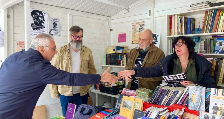 Carlos Izquierdo asiste a la primera Feria del Libro de Carabanchel