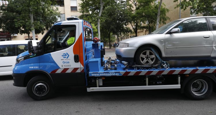 Para la retirada de vehículos se realiza una acción coordinada de la dirección general de Gestión y Vigilancia de la Circulación en colaboración con EMT Madrid