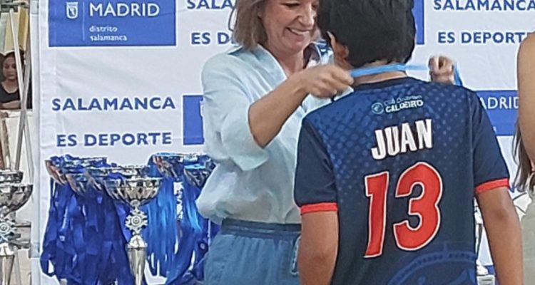 Cayetana Hernández de la Riva impone la medalla a uno de los deportistas