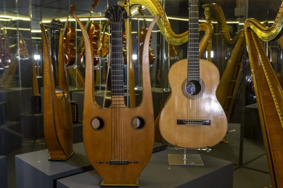 Biblioteca musical Víctor Espinós. Guitarra lira. Siglo XIX. Imagen de archivo