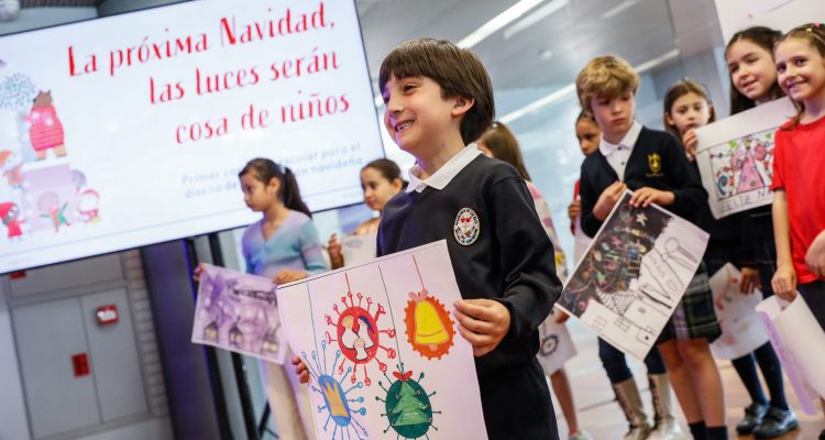 Entrega de premios a los ganadores del primer concurso escolar de dibujo convocado por el Ayuntamiento para el diseño de iluminación navideña