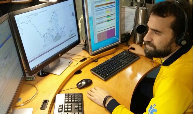 Empleado del servicio municipal de Emergencias consulta un ordenador