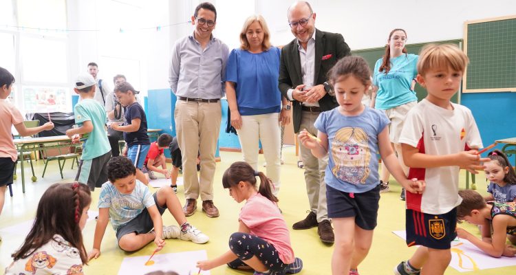 Orlando Chacón, Inma Sanz y José Fernández contemplan a alumnos del CEIP El Espinillo