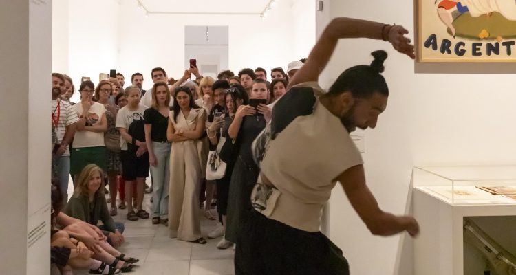 Eduardo Guerrero baila frente a los asistentes a 'Refúgiate en la Cultura' en una sala del Museo Thyssen-Bornemisza