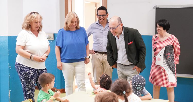 Inma Sanz, Orlando Chacón y José Fernández visitan una clase del CEIP El Espinillo