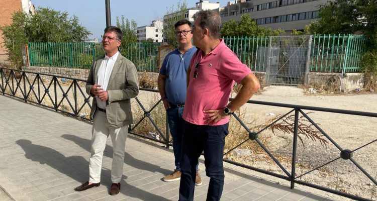 Tres personas en la calle mirando fuera de plano