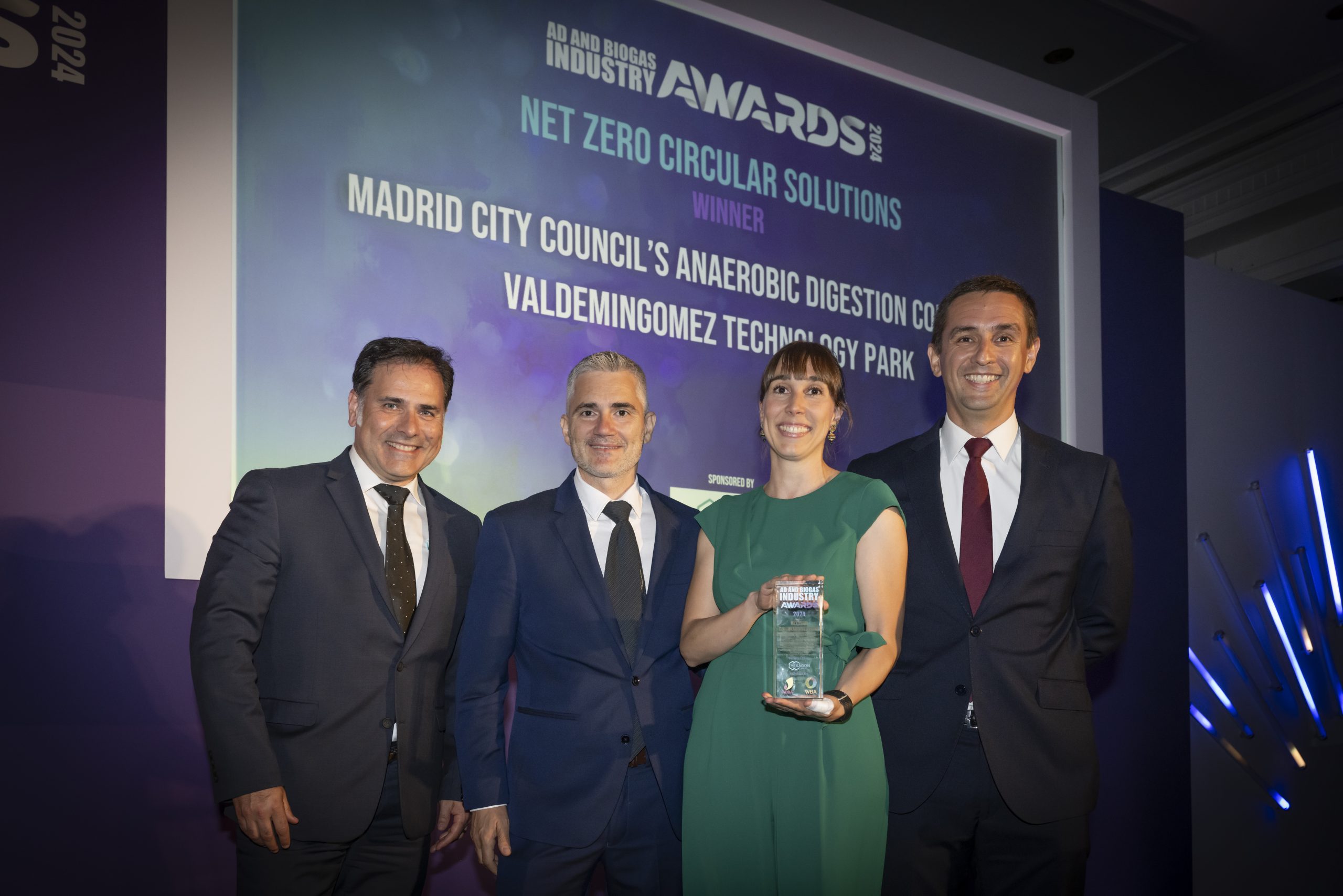 En la imagen, izquierda a derecha: Francisco Reina Velázquez, Jefe de Departamento de Calidad, Control y Prevención, Beatriz Molina Martín, Jefa de Departamento de Biometanización y Tratamiento de Biogás, Rubén Rubial Herreras, Adjunto a Departamento de Biometanización y Tratamiento de Biogás junto al responsable de la Organización que hizo la entrega de los galardones.