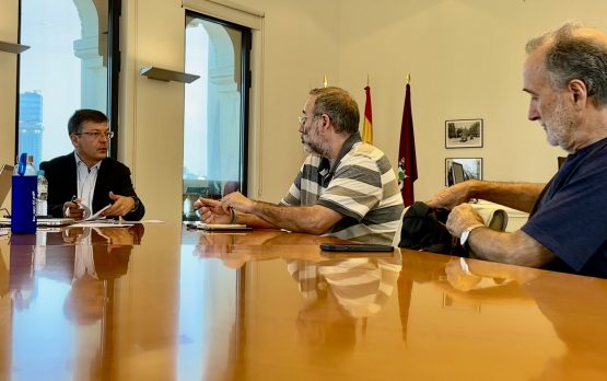 José Antonio Martínez Páramo en la Comisión de Seguimiento de Olores junto a representantes de asociaciones vecinales