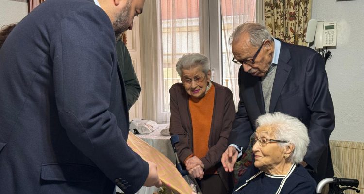 Momento del homenaje con asistencia del concejal de Centro