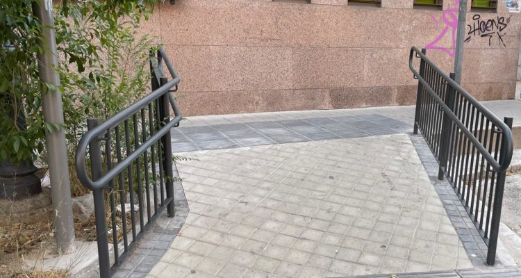 Rampa con vallas en los laterales