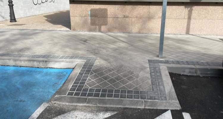 Acera cerca de aparcamiento para personas con discapacidad