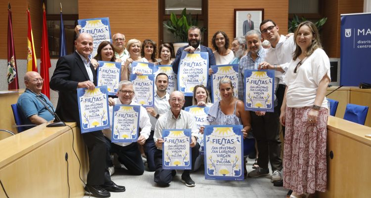 Segura con entidades y asociaciones participantes, durante la presentación