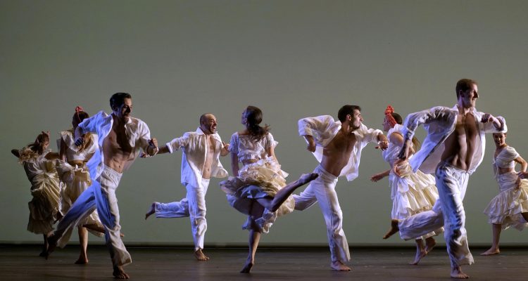 Grupo de bailarines con el pie levantado