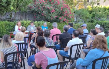 Vecinos escuchando a primer barrio ecosolar de Madrid en el Poblado Dirigido de Orcasitas