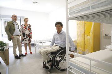 El delegado de Políticas Sociales, Familia e Igualdad, José Fernández, la delegada de Obras y Equipamientos, Paloma García Romero, y el concejal de Moncloa-Aravaca, Borja Fanjul, en el Centro de acogida temporal para personas sin hogar Pedro Meca de Madrid, viendo una de las habitaciones