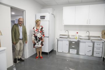 El delegado de Políticas Sociales, Familia e Igualdad, José Fernández y la delegada de Obras y Equipamientos, Paloma García Romero, Borja Fanjul, en el Centro de acogida temporal para personas sin hogar Pedro Meca del distrito Moncloa-Aravaca de Madrid, viendo las cocinas