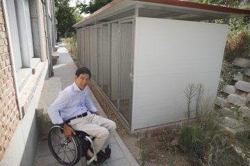 El concejal de Moncloa-Aravaca, Borja Fanjul, en el Centro de acogida temporal para personas sin hogar Pedro Meca de Madrid, viendo las jaulas para mascotas