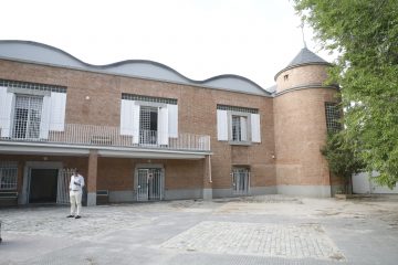 Fachada del nuevo Centro de acogida temporal para personas sin hogar Pedro Meca en el distrito Moncloa-Aravaca de Madrid