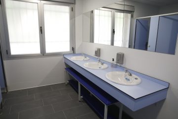 Baños del nuevo Centro de acogida temporal para personas sin hogar Pedro Meca en el distrito Moncloa-Aravaca de Madrid