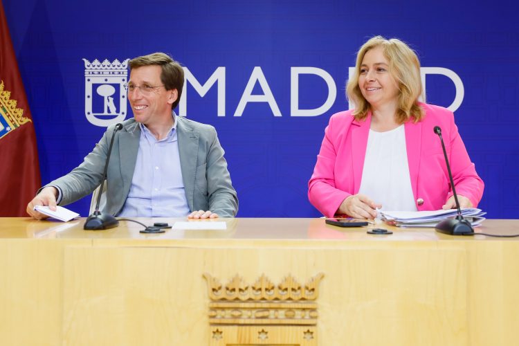 El alcalde de Madrid, José Luis Martínez-Almeida, y la vicealcaldesa, Inma Sanz