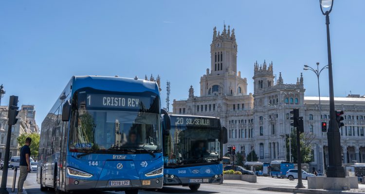 Autobuses de EMT Madrid en la plaza de Cibeles