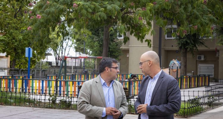 El delegado de Políticas de Vivienda, Álvaro González (izquierda), y el director general de Regeneración Urbana, Raúl Monte (derecha), visitan el área infantil de Paterna, 31