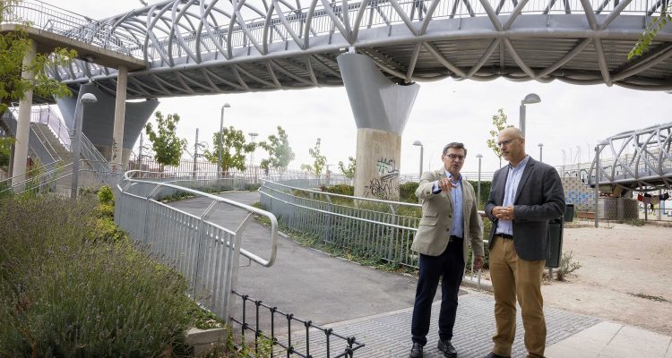 El delegado de Políticas de Vivienda, Álvaro González (izquierda), y el director general de Regeneración Urbana, Raúl Monte (derecha), junto a la pasarela que une los barrios de San Cristóbal y Butarque