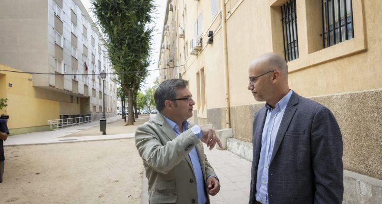El delegado de Políticas de Vivienda, Álvaro González (izquierda), y el director general de Regeneración Urbana, Raúl Monte (derecha), recorren los espacios interbloques cercanos al CEIP Sagunto