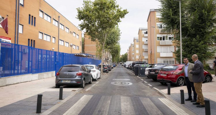 El delegado de Políticas de Vivienda, Álvaro González (izquierda), y el director general de Regeneración Urbana, Raúl Monte (derecha), cruzan la calle escolar de Paterna