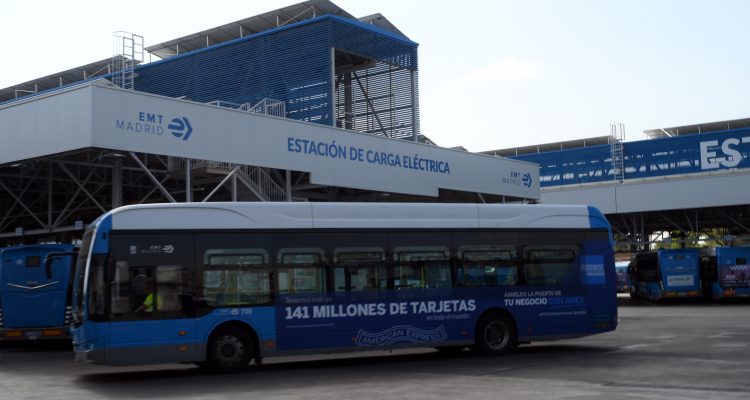 Autobús frente a una estación de carga eléctrica del Centro de Operaciones de Carabanchel de EMT Madrid