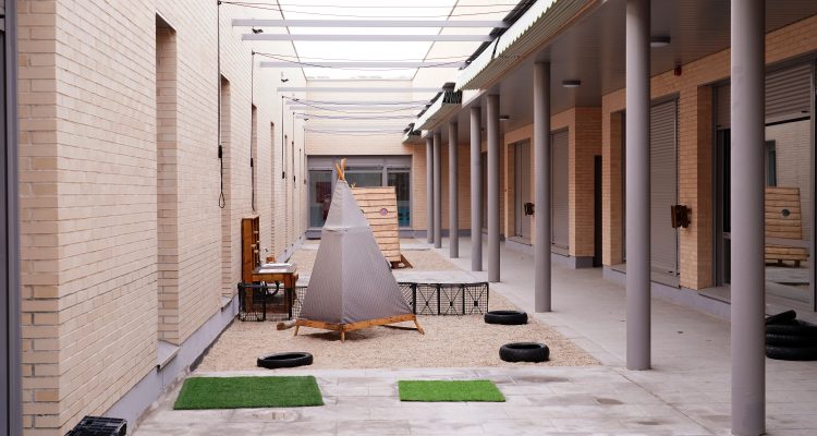 Patio del colegio infantil municipal José Gómez Gil tras las obras