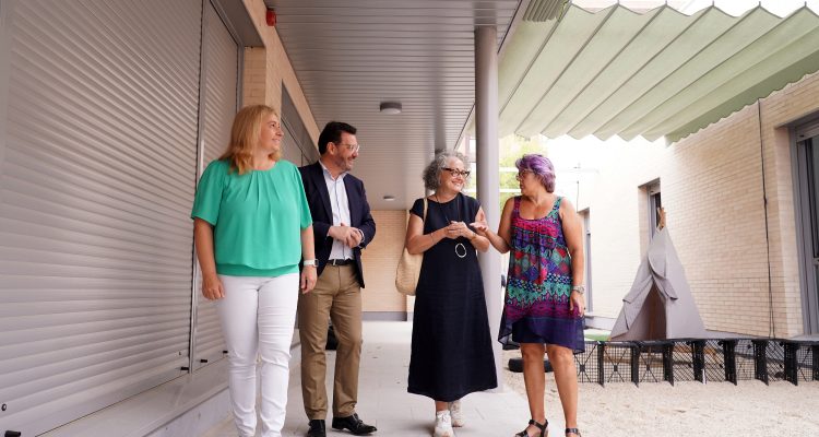 Sanz visita el colegio infantil municipal José Gómez Gil tras las obras