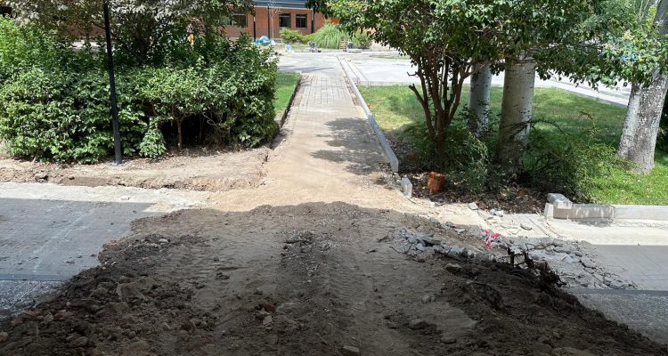 Levantado de patios para su renovación en el CEIP Mirasierra de Fuencarral-El Pardo