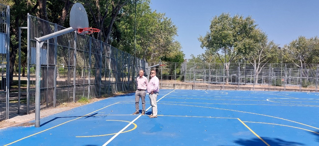 El concejal de Vicálvaro, Ángel Ramos, ha visitado esta mañana las reformas que la junta municipal de distrito está desarrollando en la Instalación Deportiva Básica (IDB) Casalarreina