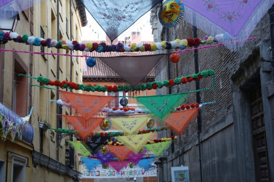 Balcones decorados en las fiestas de San Lorenzo 2024