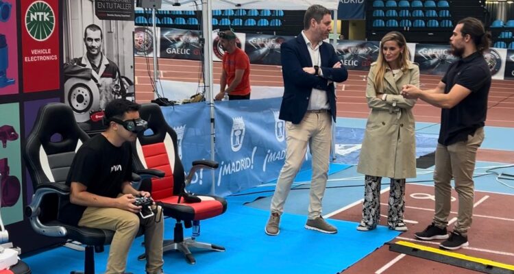 Cea y González en la presentación de la carrera de drones